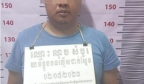 柬埔寨警官包庇走私犯，连开多枪威胁海关