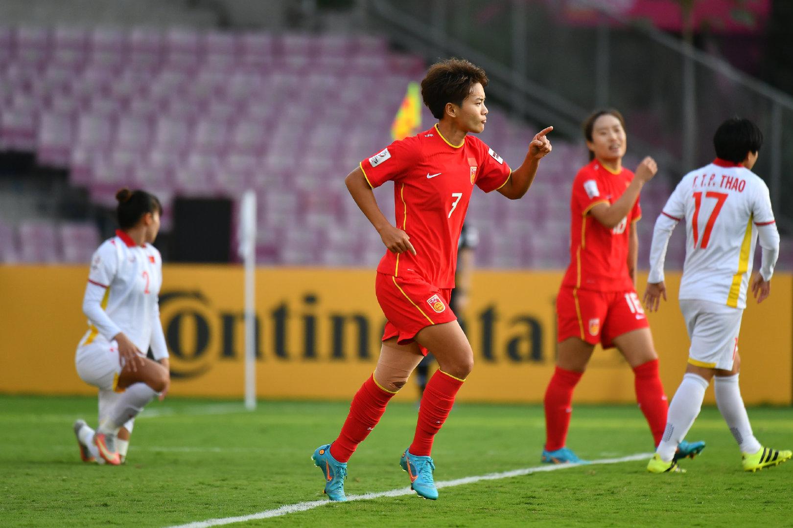亚洲杯-王霜1射2传，中国女足3-1越南获世界杯入场券，半决赛抗日