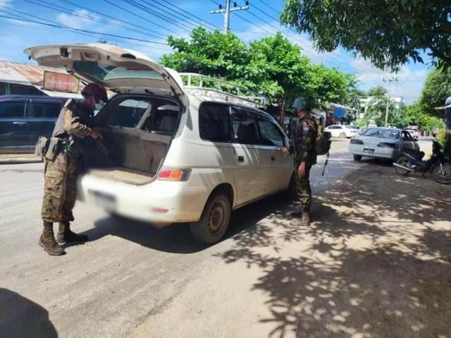 缅甸小镇，军方士兵持枪对往来车辆进行检查，地区局势紧张