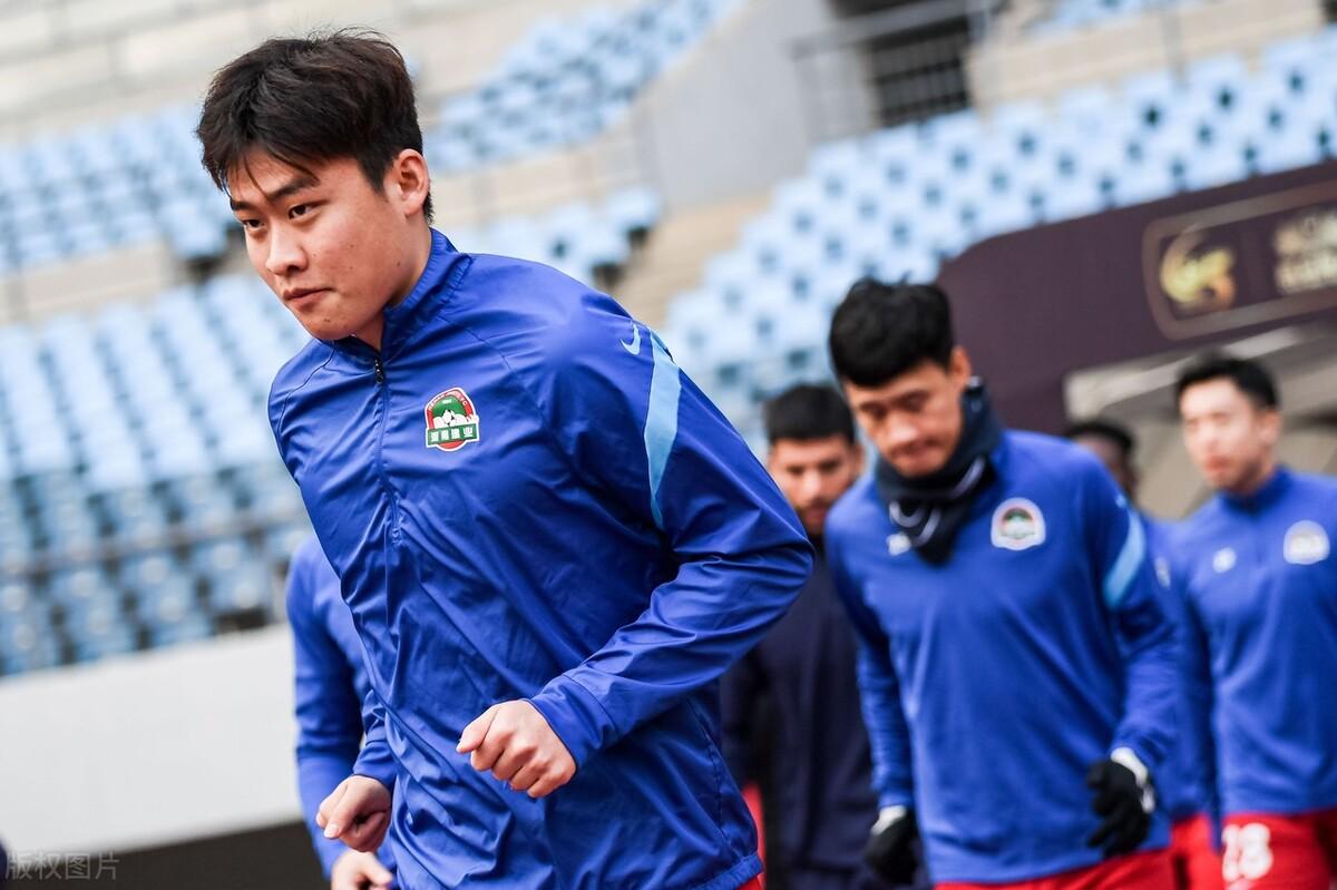 河南嵩山龙门再有两位球员入选国字号队伍，韩东的入选让球迷惋惜