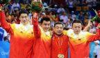 北京奥运会感动一幕：二王一马将3枚金牌佩戴到刘国梁脖子上
