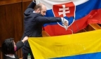 斯洛伐克跟美国达成协议后，爆发激烈内讧，政客们撕扯乌克兰国旗
