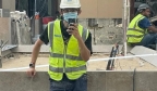 小徐是驻迪拜的中建工程师，直言“印度工人效率只有华人的一半”