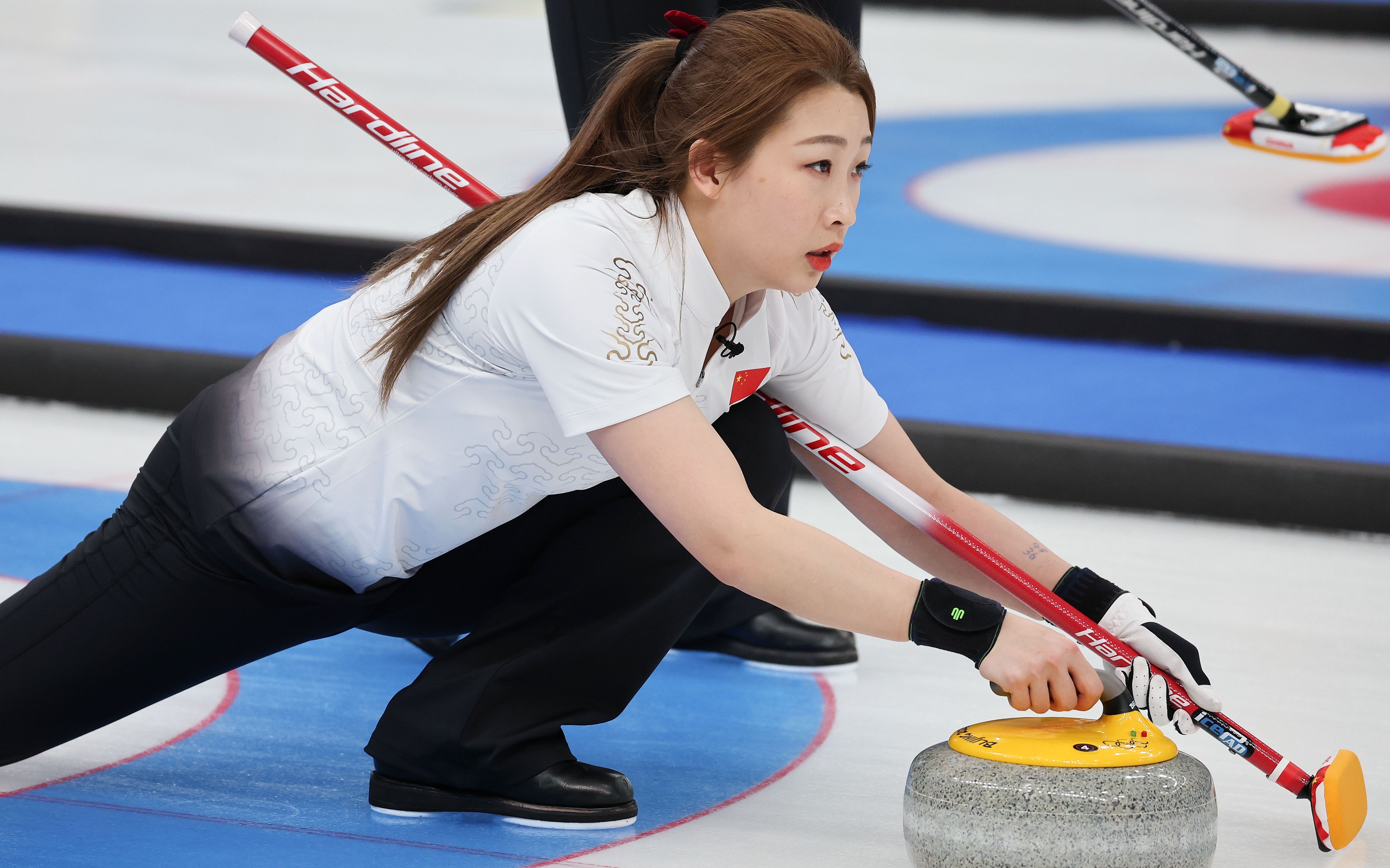 击败卫冕冠军瑞典队，中国冰壶女队取得冬奥首胜