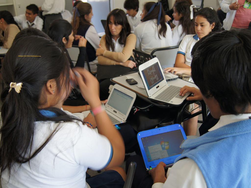阿根廷政府将向全国中学生免费发放50万台手提电脑