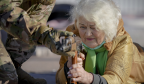 乌克兰右翼团体组织“老奶奶营”，老妪拿起武器接受军事训练