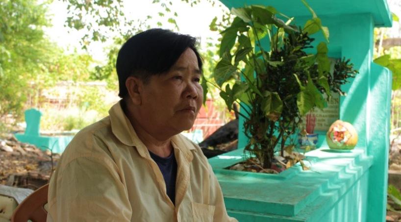 越南女子一个人生活在墓地中40多年，认流浪的人为父母，收养弃婴