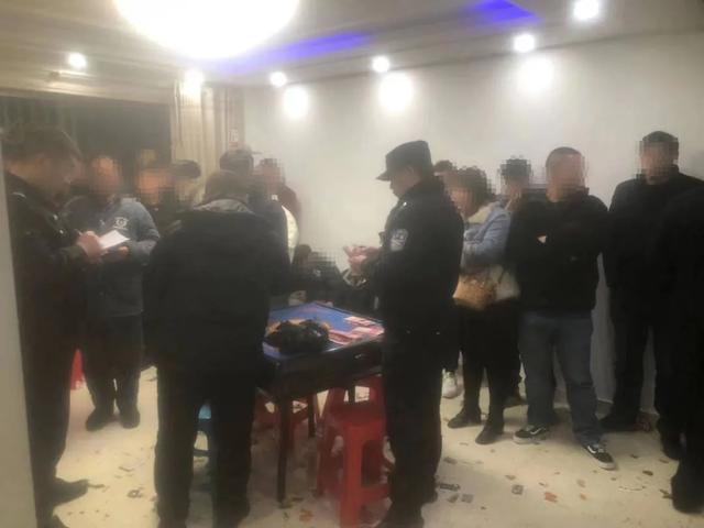 芜湖警方深夜突击赌博窝点 抓获涉赌人员35人