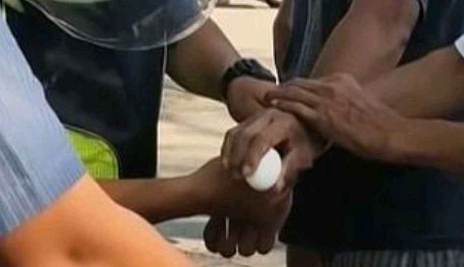 敲鸡蛋还能有赌注？菲律宾警方逮捕四名男子