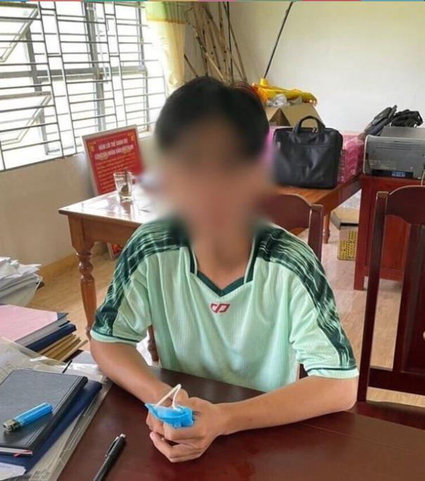越南一学生沾染赌博将校长杀死，之前一直是三好学生.