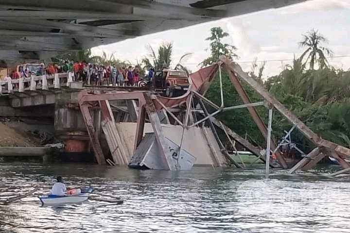 菲律宾薄荷省桥梁坍塌 导致4死15伤