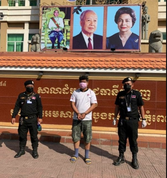 柬埔寨撞拦路牌和殴打警察的军官被拘禁