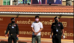 柬埔寨撞拦路牌和殴打警察的军官被拘禁