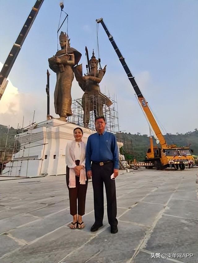 柬埔寨西港巨型铜像已成功矗立