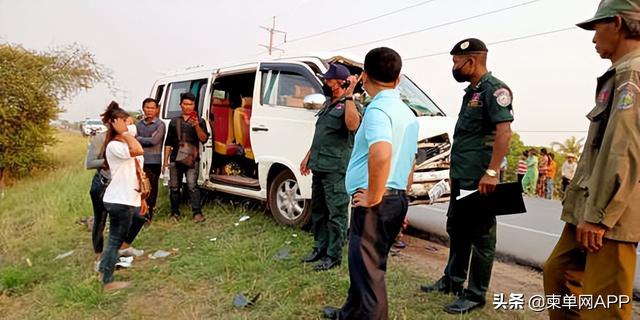 柬埔寨一摩托超车导致车祸，造成5死2伤