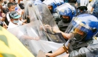 马尼拉警方阻止抗议人士前往美国大使馆