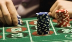 雌雄大盗扮赌圣“助客赢钱”六赌客中招被偷近36万筹码