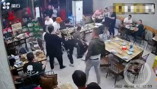 中国唐山烧烤店多名疑是黑社会人员殴打瘦小女性，<span class=