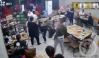 中国唐山烧烤店多名疑是黑社会人员殴打瘦小女性，博彩头条新闻特别报道！