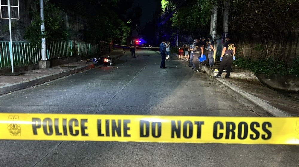原来是盗贼! 菲律宾奎松市一男子路边解手被警方击毙