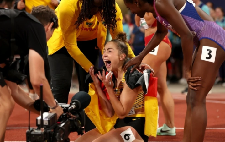 神奇！欧锦赛女子100米三人同时撞线，0.005秒优势夺冠后泪崩