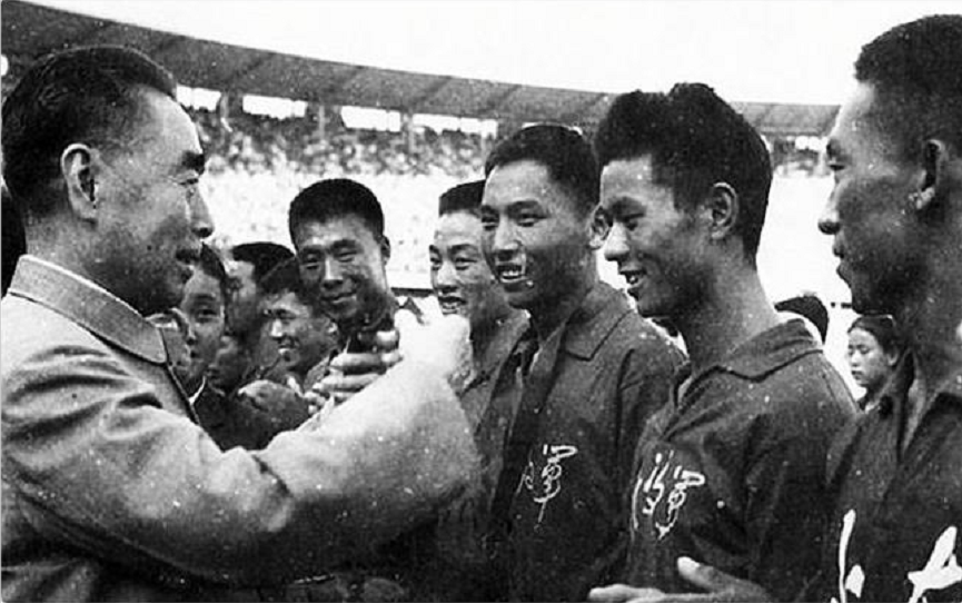 63年，贺龙要求羽毛球运动员拿下全部冠军，陈毅反对：听总理的吧