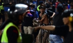 印度尼西亚：球迷“死在体育场迷恋球员的怀抱”