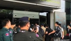 柬埔寨金边警方突袭公寓，大批网赌从业中国人被遣返回国