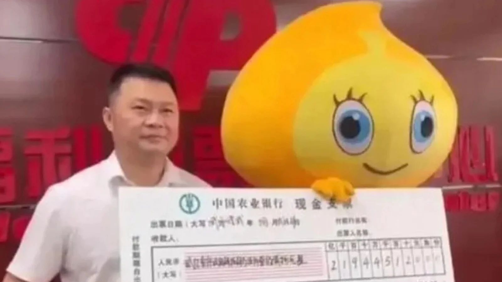 中国彩票中奖者向家人隐瞒3000万美元的奖金，以免他们变得懒惰