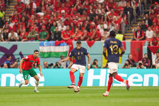 法国2-0淘汰摩洛哥闯入世界杯决赛，更衣室疯狂庆祝，本泽马发文