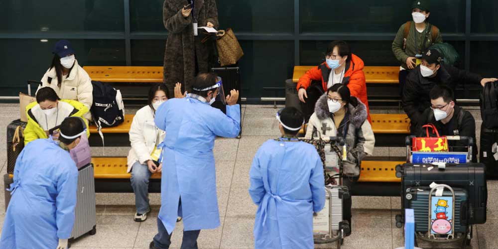 对中国游客进行病毒检测后，中国停止对日本和韩国的签证。