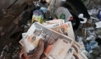 柬埔寨西港垃圾堆发现大批100瑞尔现金，网友：乞丐也不要