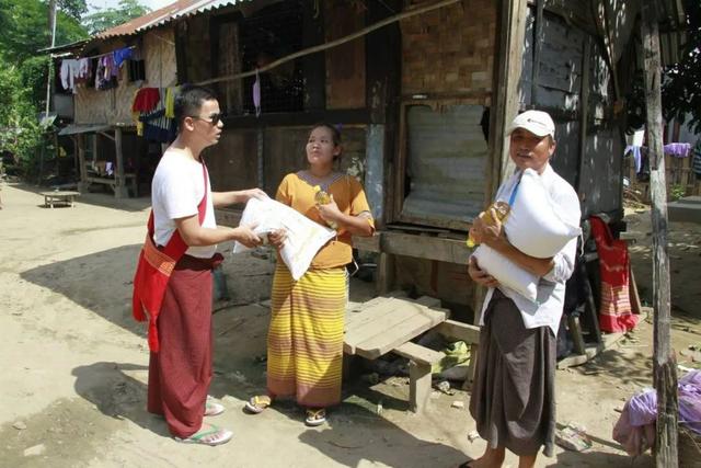 缅甸一公务员中数亿缅币大奖，彩票店主开展公益布施活动