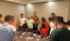 南充警方捣毁一“德州扑克”窝点，抓获11名涉赌人员！直击抓赌现场