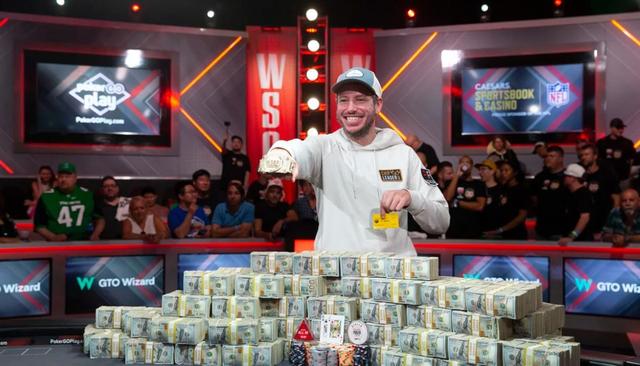 美国男子赢了10000多人夺得世界扑克赛冠军，奖金为1210万美元