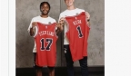 足篮联动！斯特林和凯帕探班NBA公牛队，并获赠印号球衣
