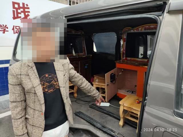 二手面包车内摆两台赌博游戏机成“移动赌场”，四川荣县两人被抓现行