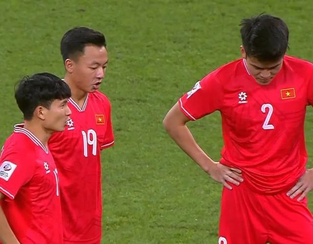 3-0！2-1！亚洲杯疯狂一夜：越南惨败仍晋级，八强落位，国足出局